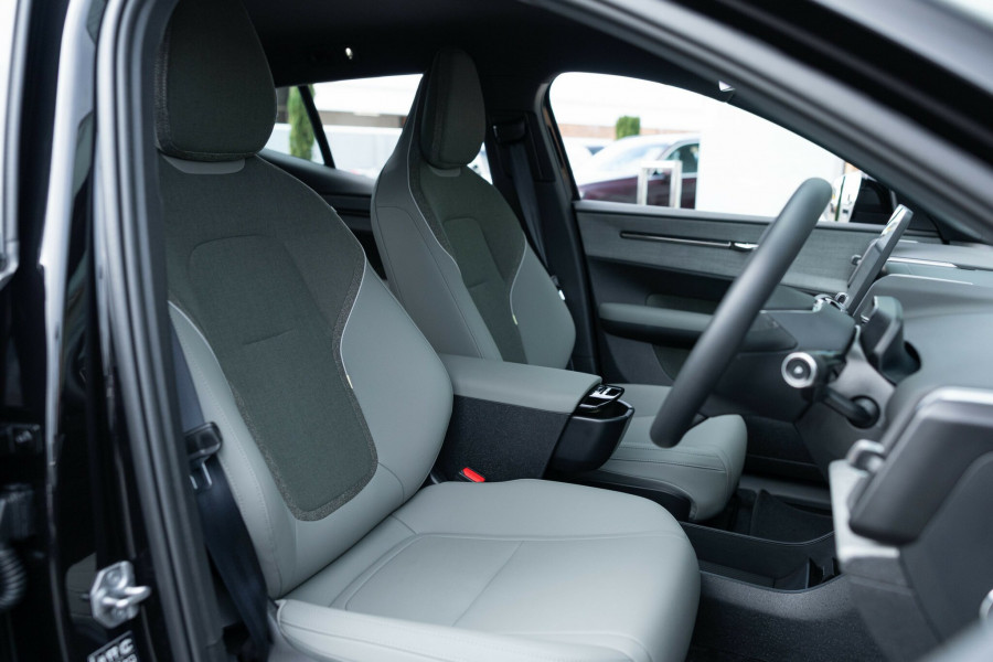 2026 Volvo EX30  Single Motor Extended Range Plus SUV Image 17