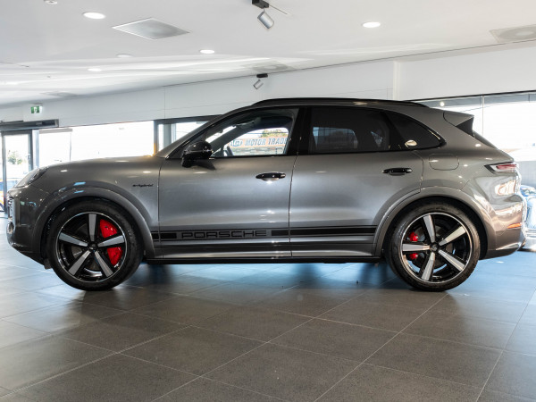 2024 MY25 Porsche Cayenne Turbo E-Hybrid SUV image 5