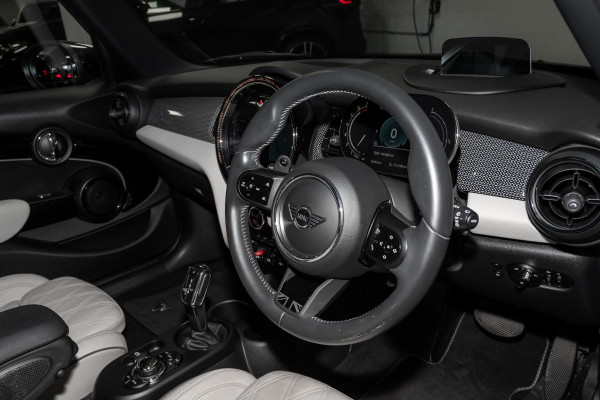 2021 MINI Cooper F55 LCI S Classic Hatch image 6