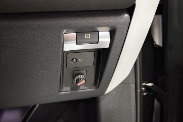 2022 MY23.5 Land Rover Defender L663 110 D300 SE SUV Image 25