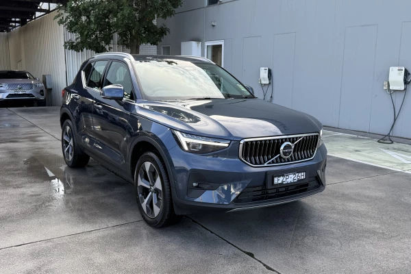 2026 Volvo XC40 XZ Ultra B4 Bright SUV Image 2