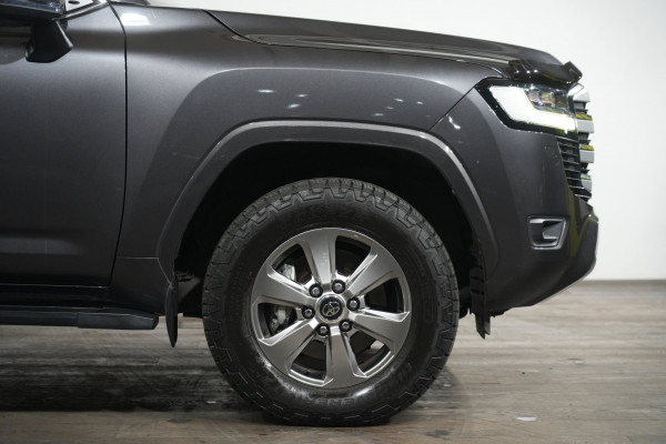 2022 Toyota LandCruiser Sahara SUV Image 5