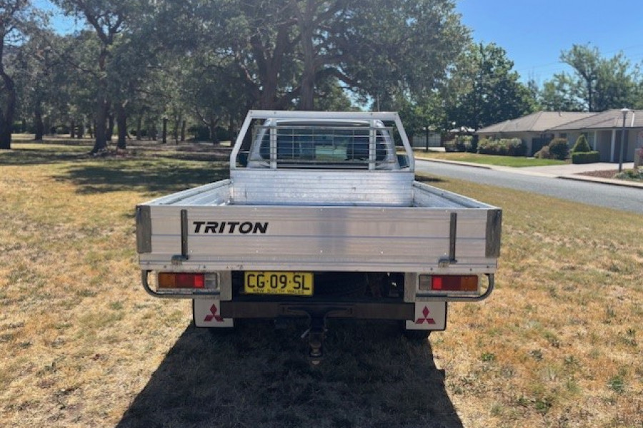 2015 Mitsubishi Triton MN GL Cab Chassis Image 6