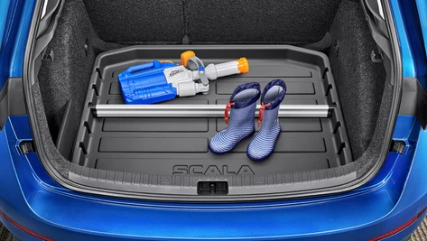 Boot tray with divider