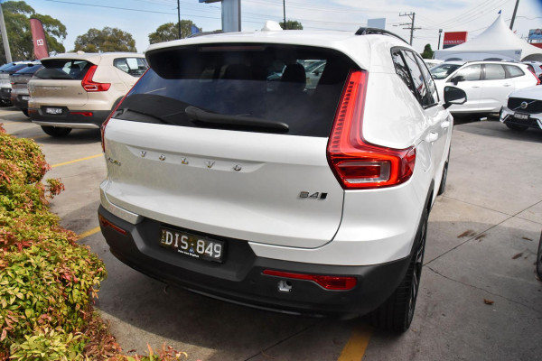 2024 MY25 Volvo XC40  Ultra B4 Dark SUV Image 6