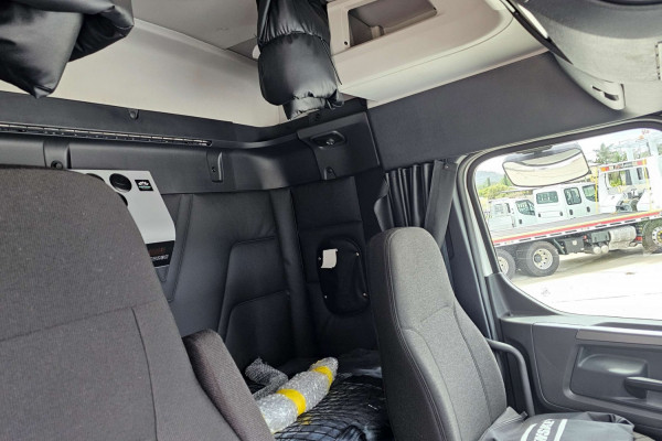 2024 Western Star 48x Cab Chassis Image 19