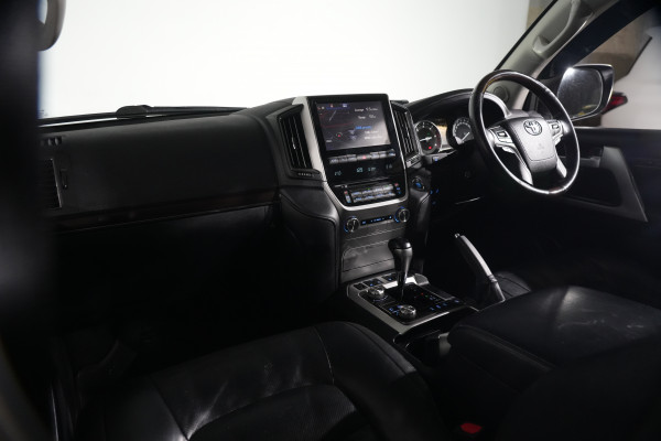 2018 Toyota LandCruiser Sahara SUV image 12