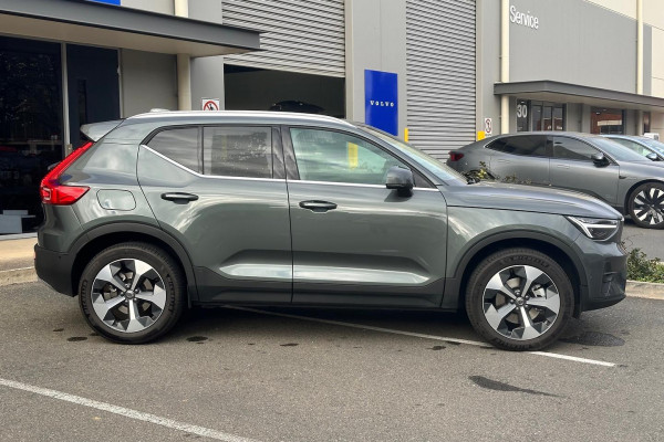 2026 Volvo XC40 XZ Ultra B4 Bright SUV Image 4