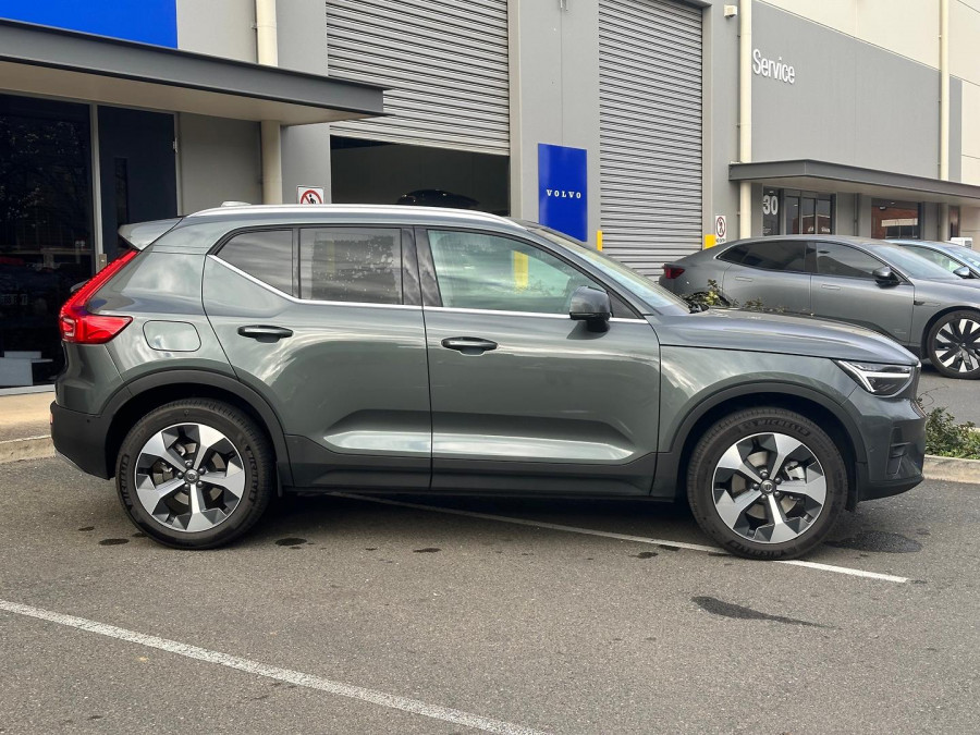2026 Volvo XC40 XZ Ultra B4 Bright SUV Image 4