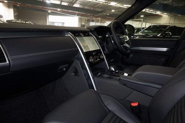 2026 Land Rover Discovery Series 5 D350 Dynamic SE SUV image 7