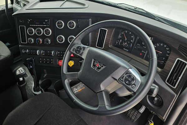 2024 Western Star 48x Cab Chassis Image 18