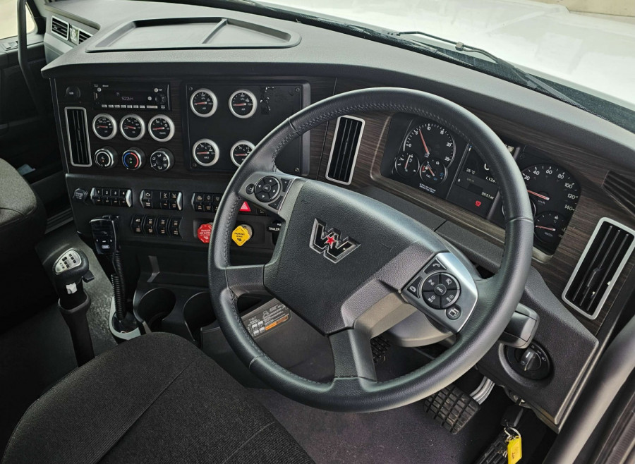 2024 Western Star 48x Cab Chassis Image 18