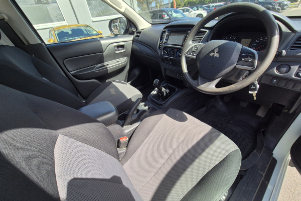 2022 MY22.5 Mitsubishi Triton MR GLX Cab Chassis Image 11
