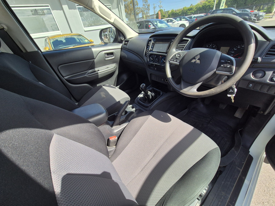 2022 MY22.5 Mitsubishi Triton MR GLX Cab Chassis Image 11