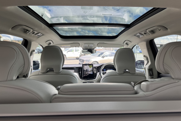2026 Volvo XC60 UZ Ultra T8 Plug-in Hybrid Dark SUV Image 16