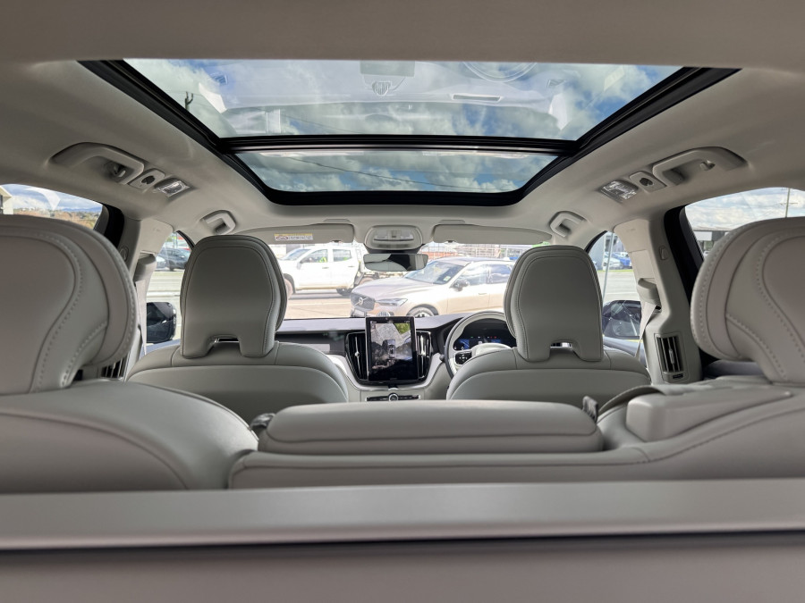 2026 Volvo XC60 UZ Ultra T8 Plug-in Hybrid Dark SUV Image 16