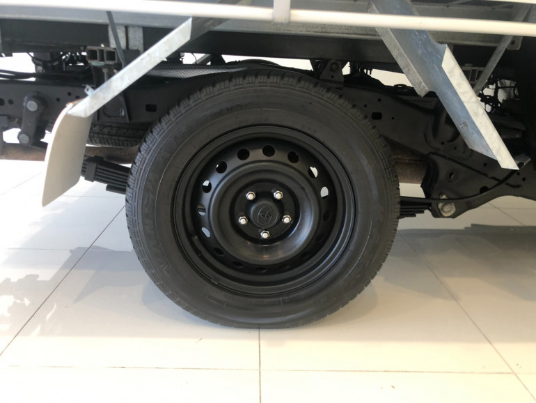 2016 Toyota HiLux TGN121R WorkMate Cab chassis Image 20