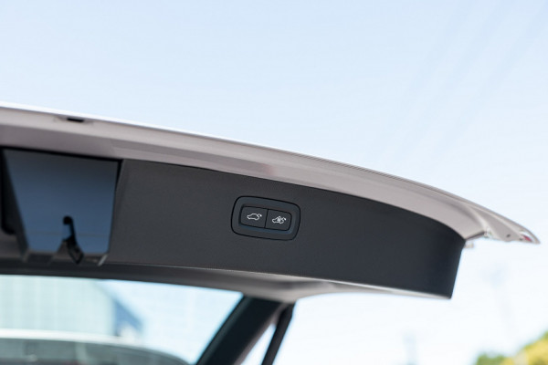 2025 MY26 Volvo XC90 L Series Plus T8 Plug-in Hybrid Dark SUV Image 21