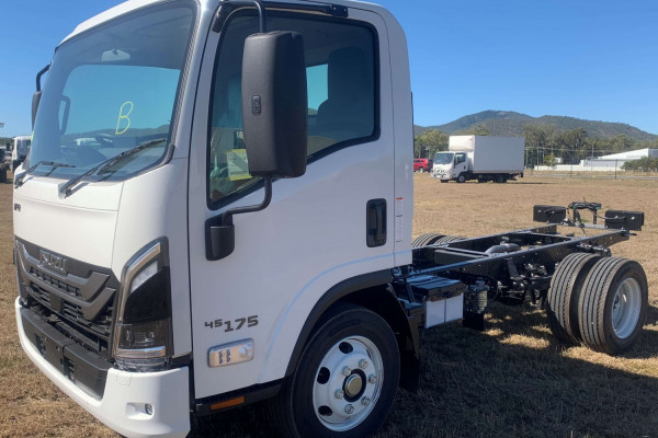 2026 Isuzu NPR 45/65-175 DT D28 Cab Chassis Image 5