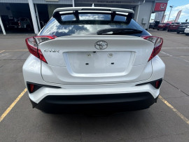 2018 Toyota C-HR NGX10R  SUV image 4