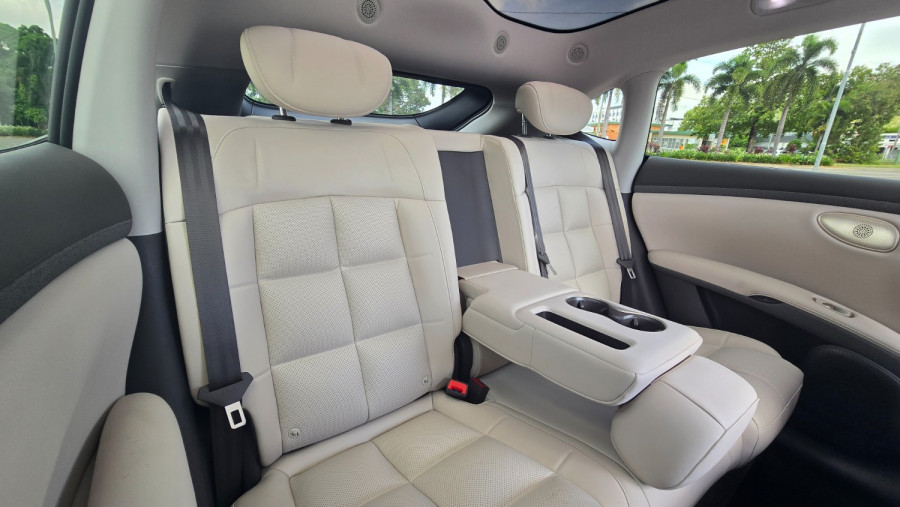 2025 MG IM6 S12L Platinum SUV Image 2