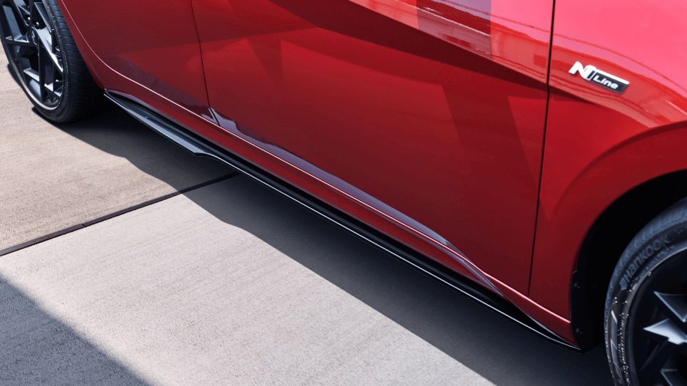 Sleek side skirts. Image