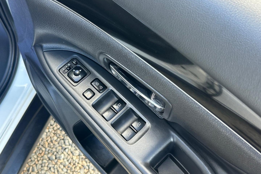 2021 Mitsubishi Outlander ZL LS SUV Image 9