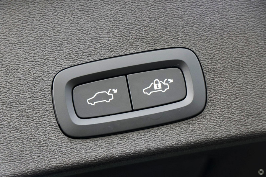 2024 Volvo XC40 XZ Ultimate B4 Bright SUV Image 13