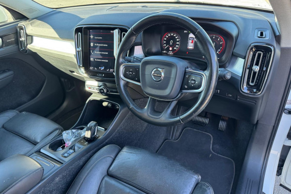 2020 Volvo XC40 XZ T4 Momentum SUV Image 15