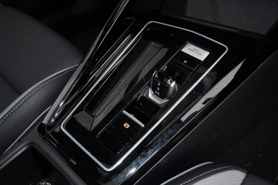 2025 MY26 Volkswagen Golf 8.5 110TSI R-Line Hatch Image 15
