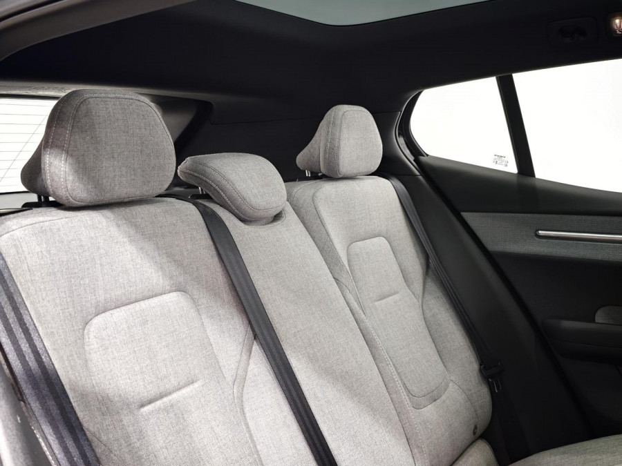 2024 Volvo EX30  Single Motor Extended Range Ultra SUV Image 18