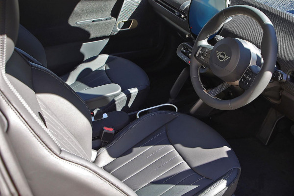 2026 MINI Cooper J01 SE Favoured Hatch image 12