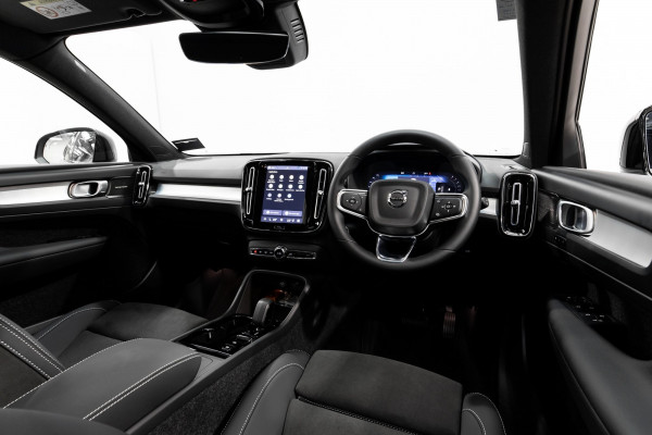 2026 Volvo XC40 XZ Ultra B4 Dark SUV Image 11
