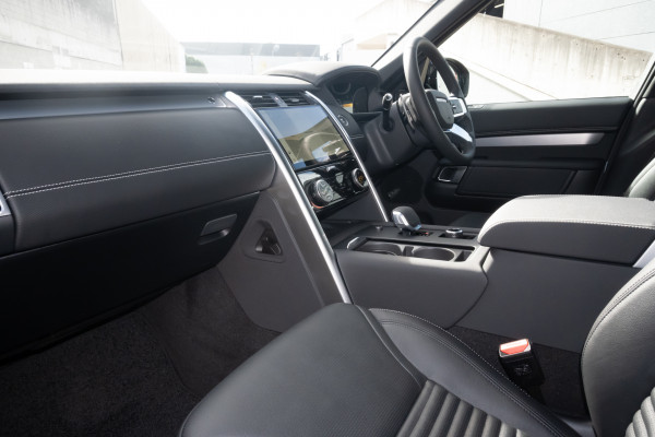 2026 Land Rover Discovery Series 5 D350 Dynamic SE SUV image 7