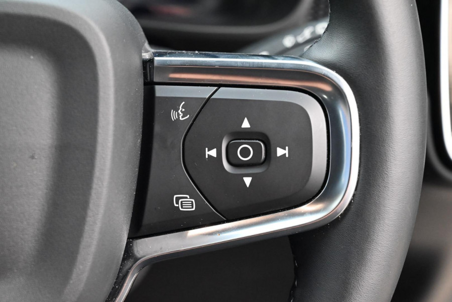 2025 Volvo XC40 XZ Ultra B4 Bright SUV Image 17