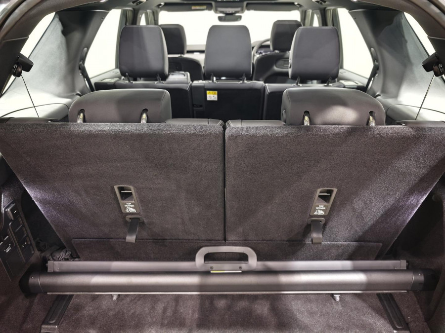 2025 Land Rover Discovery Series 5 D350 S SUV Image 11