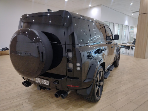 2024 MY25 Land Rover Defender L663 110 P525 V8 SUV image 3