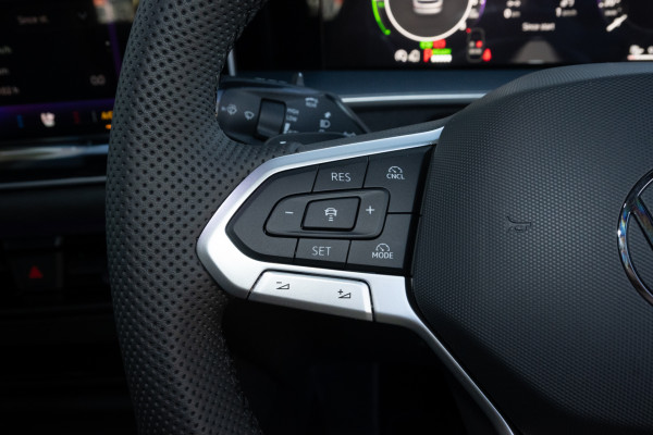 2026 Volkswagen Tayron R4 200TSI eHybrid R-Line SUV image 13