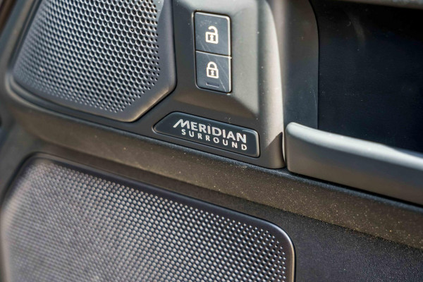 2025 MY25.5 Land Rover Defender L663 110 P635 OCTA SUV image 23