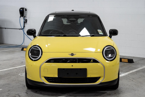 2026 MINI Cooper J01 SE Favoured Hatch image 4