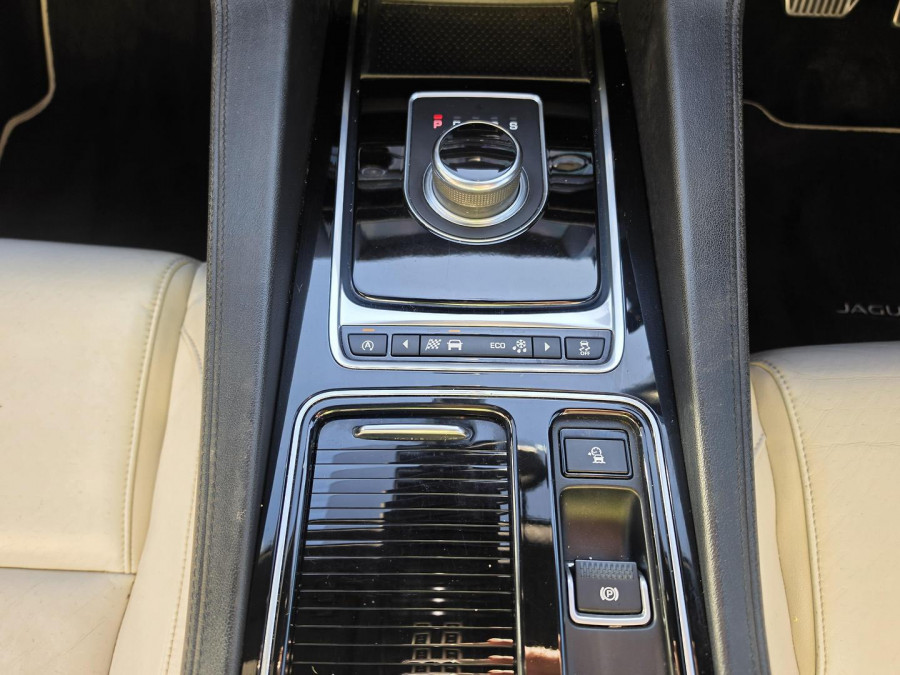 2016 MY17 Jaguar F-PACE X761 First Edition SUV Image 15