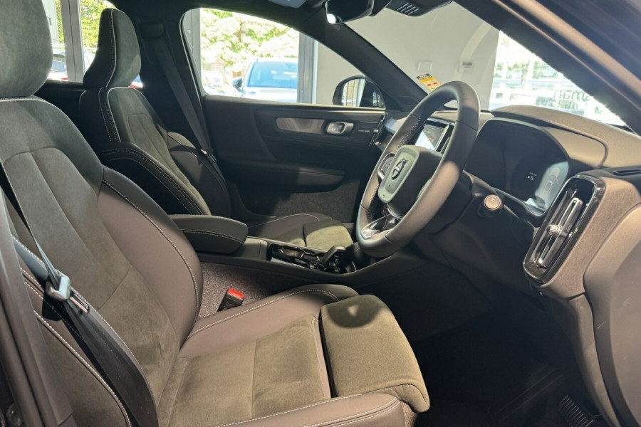 2025 Volvo EX40 No Series Black Edition SUV Image 13