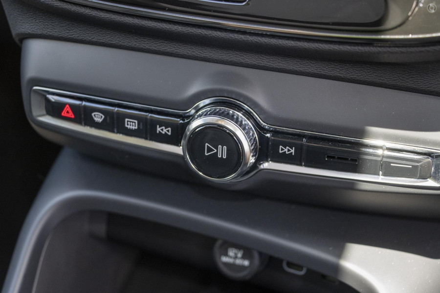 2025 Volvo XC40 XZ Plus B4 SUV Image 9