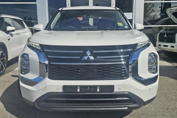 2025 Mitsubishi Outlander ZM ES SUV Image 2