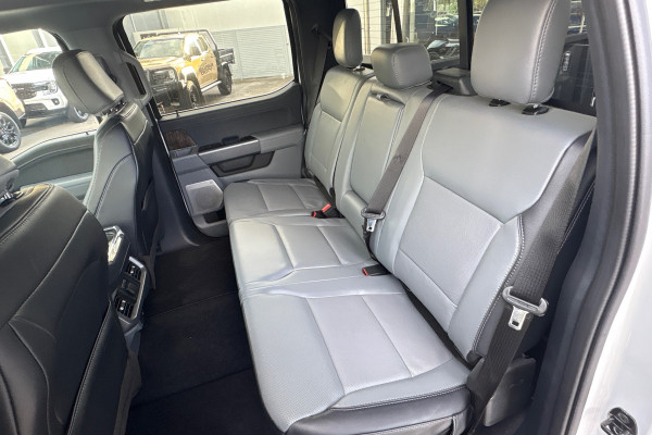2023 Ford F-150  Lariat Dual Cab Image 12