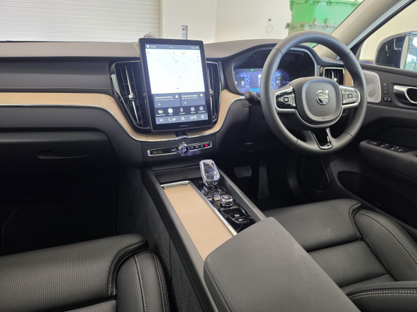 2025 MY26 Volvo XC60 UZ Ultra T8 Plug-in Hybrid Dark SUV image 10
