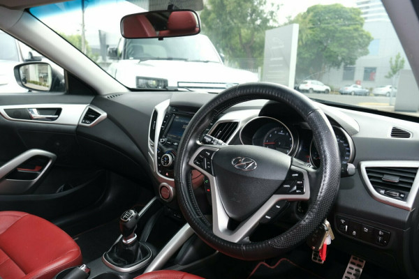 2012 Hyundai Veloster FS Coupe Hatch Image 4