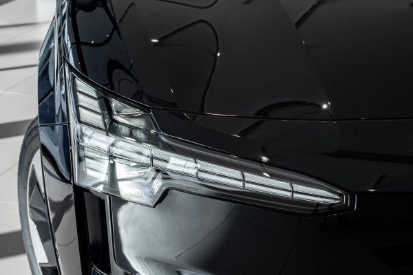 2025 Volvo EX30  Single Motor Extended Range Ultra SUV Image 6