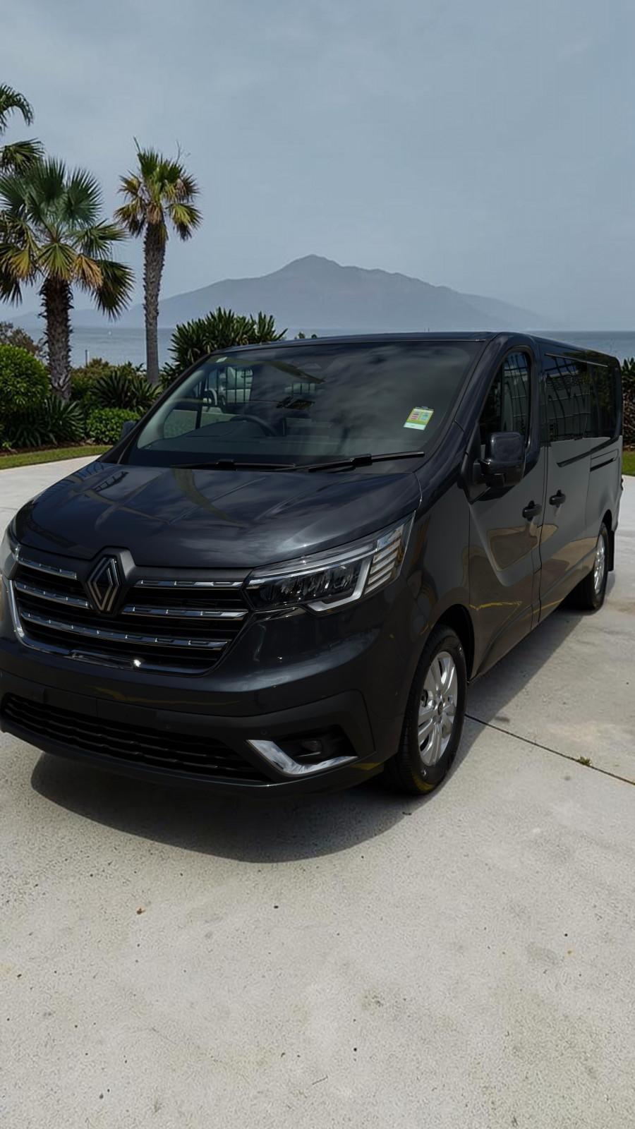 2025 Renault Trafic X82 Crew Lifestyle Van Image 2