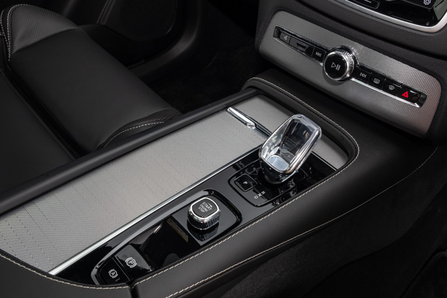 2024 Volvo XC90 L Series Recharge Ultimate T8 Plug-In Hybrid SUV Image 16